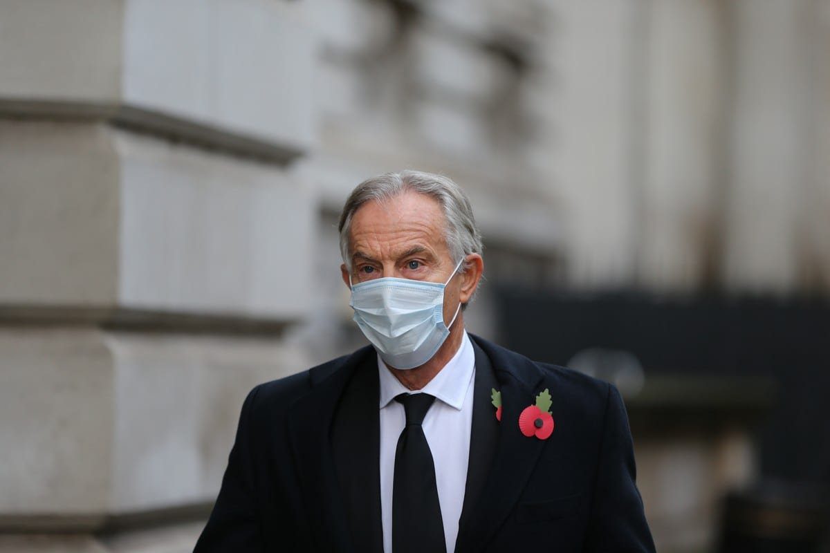 O ex-primeiro-ministro do Reino Unido, Tony Blair chega a Downing Street em Londres, Reino Unido em 8 de novembro de 2020 [Tayfun Salci / Agência Anadolu]
