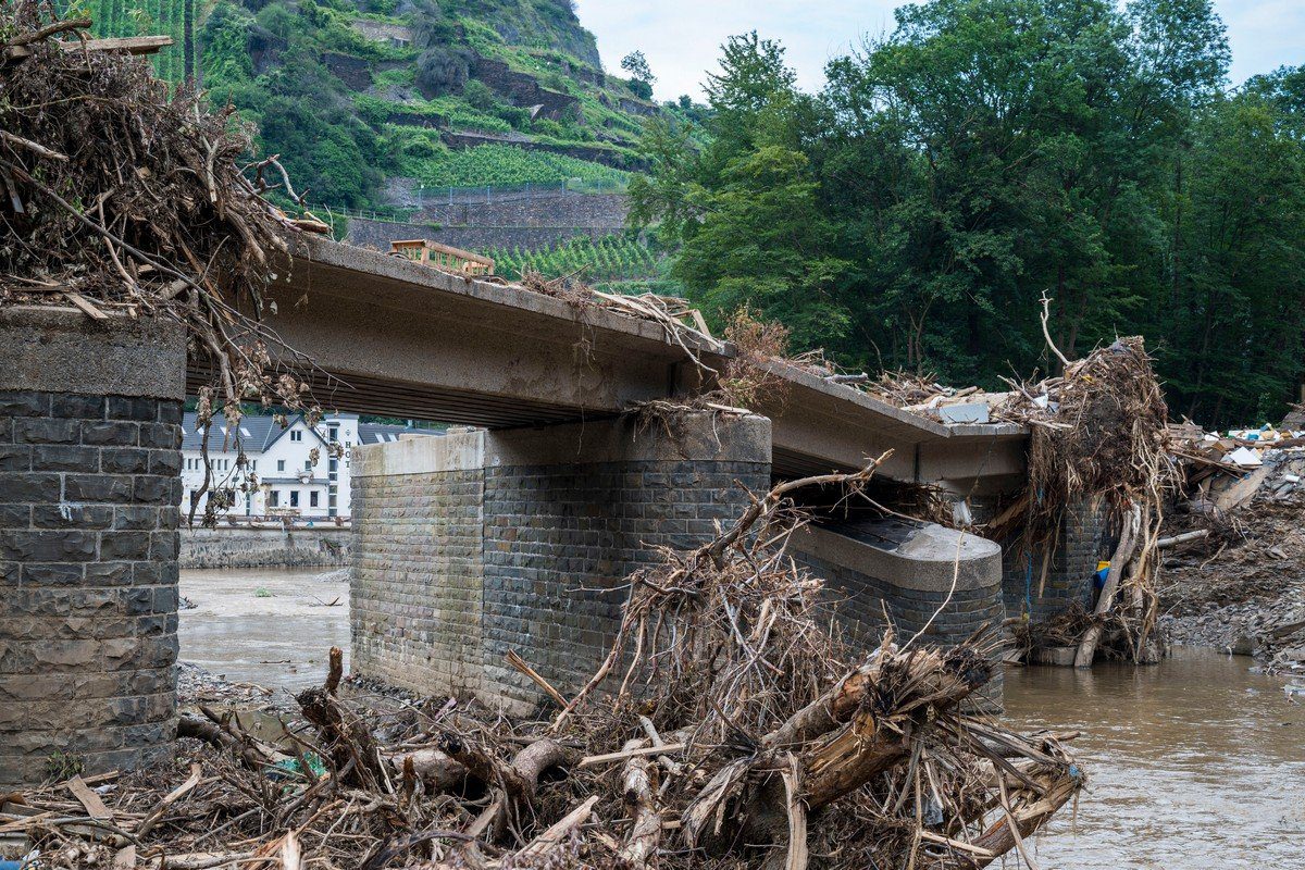 Prédios destruídos e trilhos de trem são retratados após inundações catastróficas em Dernau, Alemanha, em 4 de agosto de 2021 [Thomas Lohnes/Getty Images]
