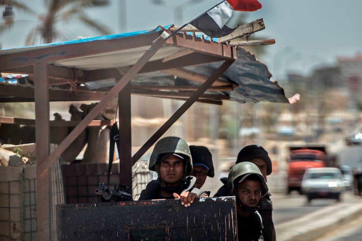 Policiais egípcios montam guarda, 6 de julho de 2018 [Khaled Desouki/AFP via Getty Images]
