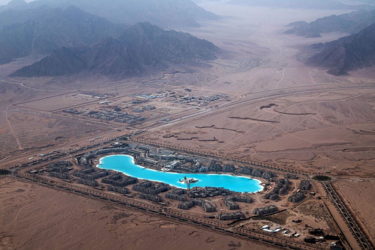 Vista aérea de um hotel de luxo em construção na região turística de Sharm el-Sheikh, no Egito, em 26 de fevereiro de 2019 [Khaled Desouki/AFP via Getty Images]
