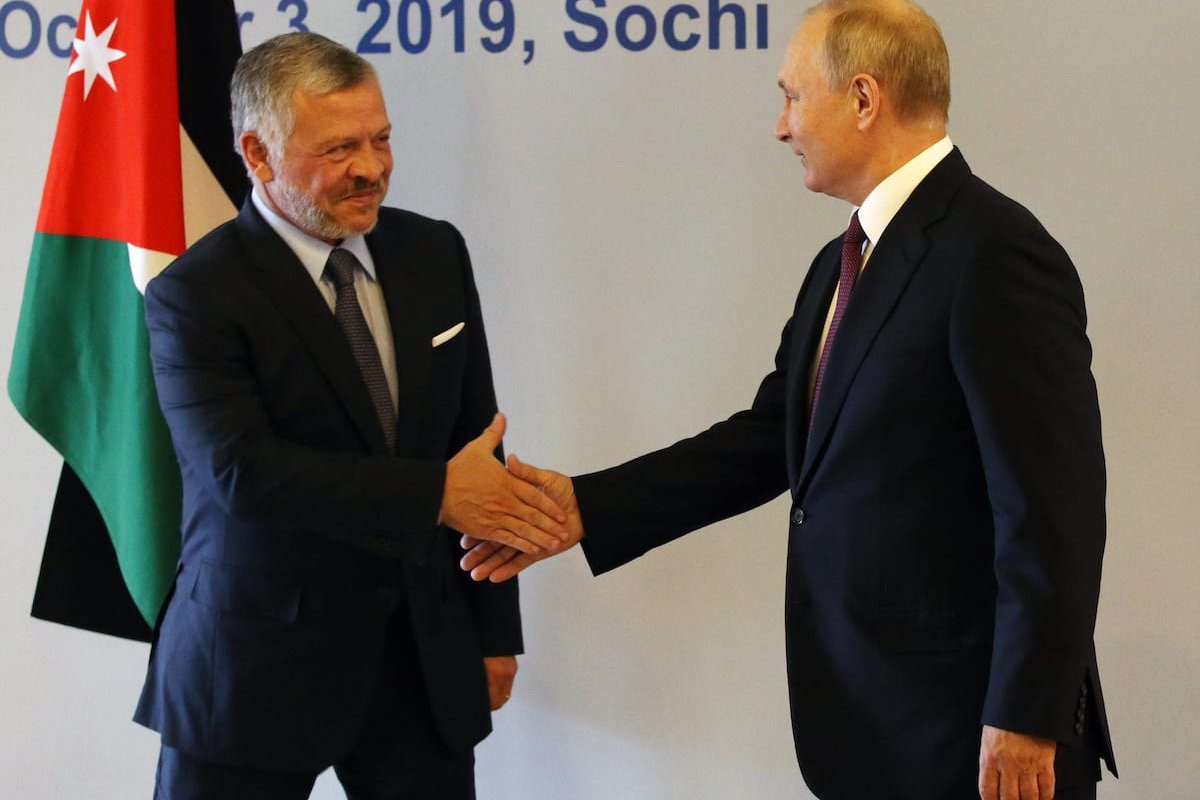 O rei da Jordânia Abdullah II (E) e o presidente russo Vladimir Putin (D) apertam as mãos durante a Reunião Anual do Valdai International Discussion Club no resort nas montanhas de Krasnaya Polyana, em Sochi, Rússia, em 3 de outubro de 2019 [Mikhail Svetlov/Getty Images]

