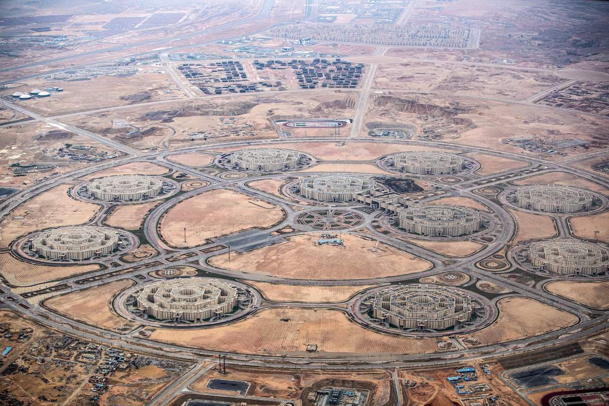 Vista aérea das obras em curso do megaprojeto da ‘Nova Capital Administrativa’ do Egito, 45 km a leste do Cairo, em 13 de março de 2020 [Khaled Desouki/AFP via Getty Images]
