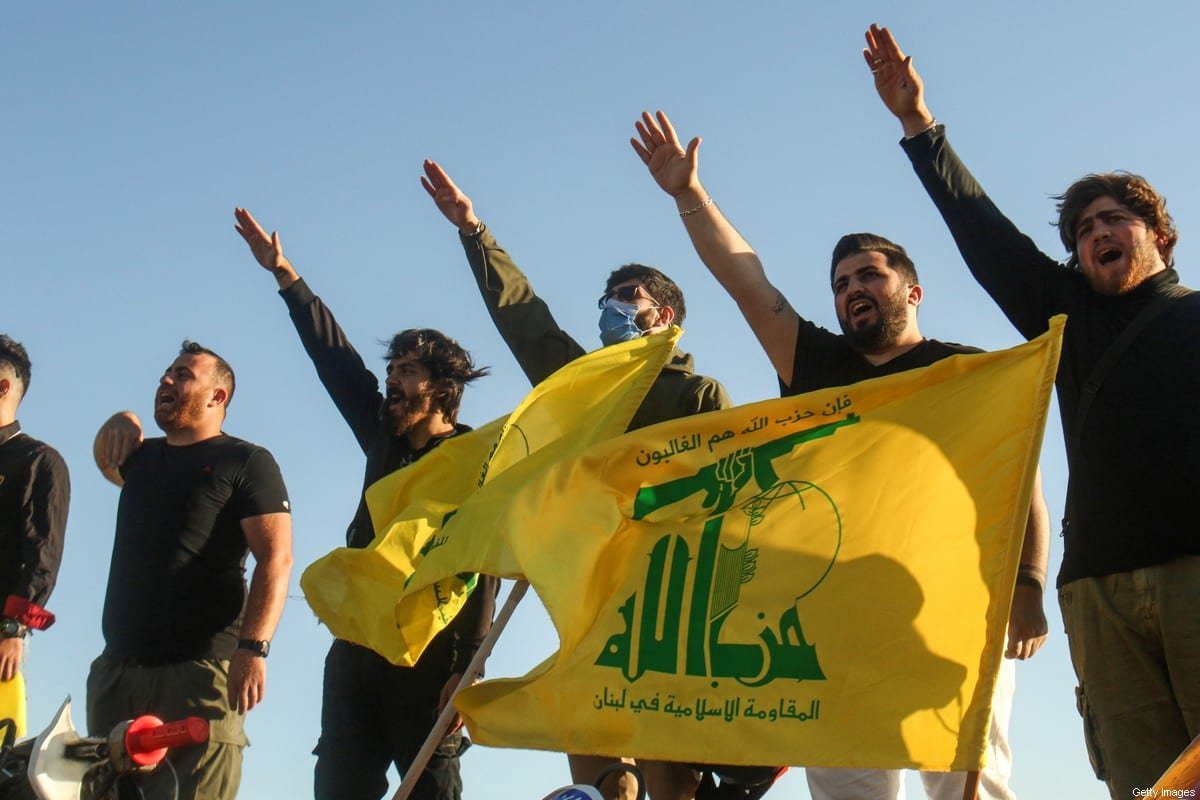 Apoiadores do movimento xiita libanês Hezbollah, em 25 de maio de 2020 [Mahmoud Zayyat/AFP/Getty Images]
