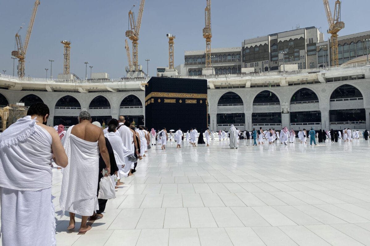 Cidadãos sauditas e residentes estrangeiros caminham em torno da Caaba (Tawaf), como parte da peregrinação da Umrah, no complexo da Grande Mesquita, em Meca, 4 de outubro de 2020 [Ministério da Hajj e Umrah da Arábia Saudita/AFP via Getty Images]