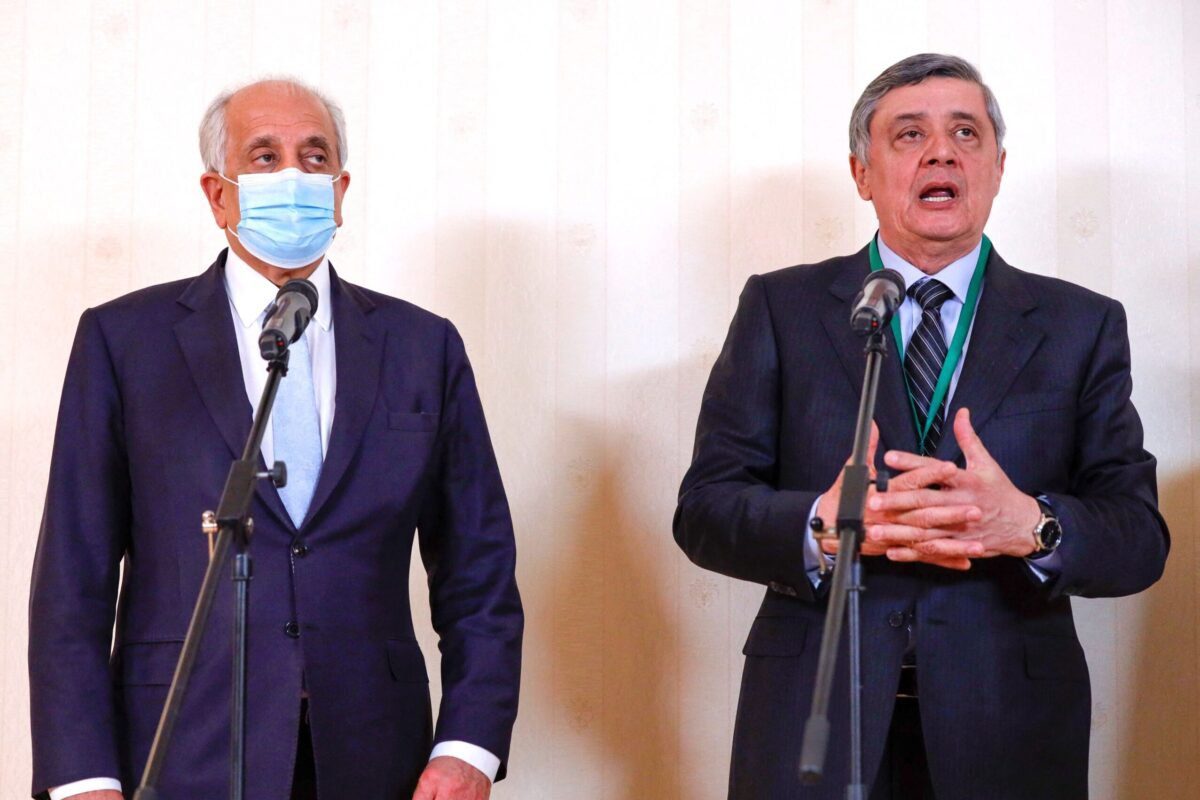 O Representante especial dos EUA para a Reconciliação do Afeganistão, Zalmay Khalilzad, e o representante especial da Rússia no Afeganistão, Zamir Kabulov, participam de uma coletiva de imprensa após uma conferência internacional sobre o Afeganistão sobre a solução pacífica para o conflito em Moscou, em 18 de março de 2021 [Alexander Zemlianichenko/POOL/AFP via Getty Images]
