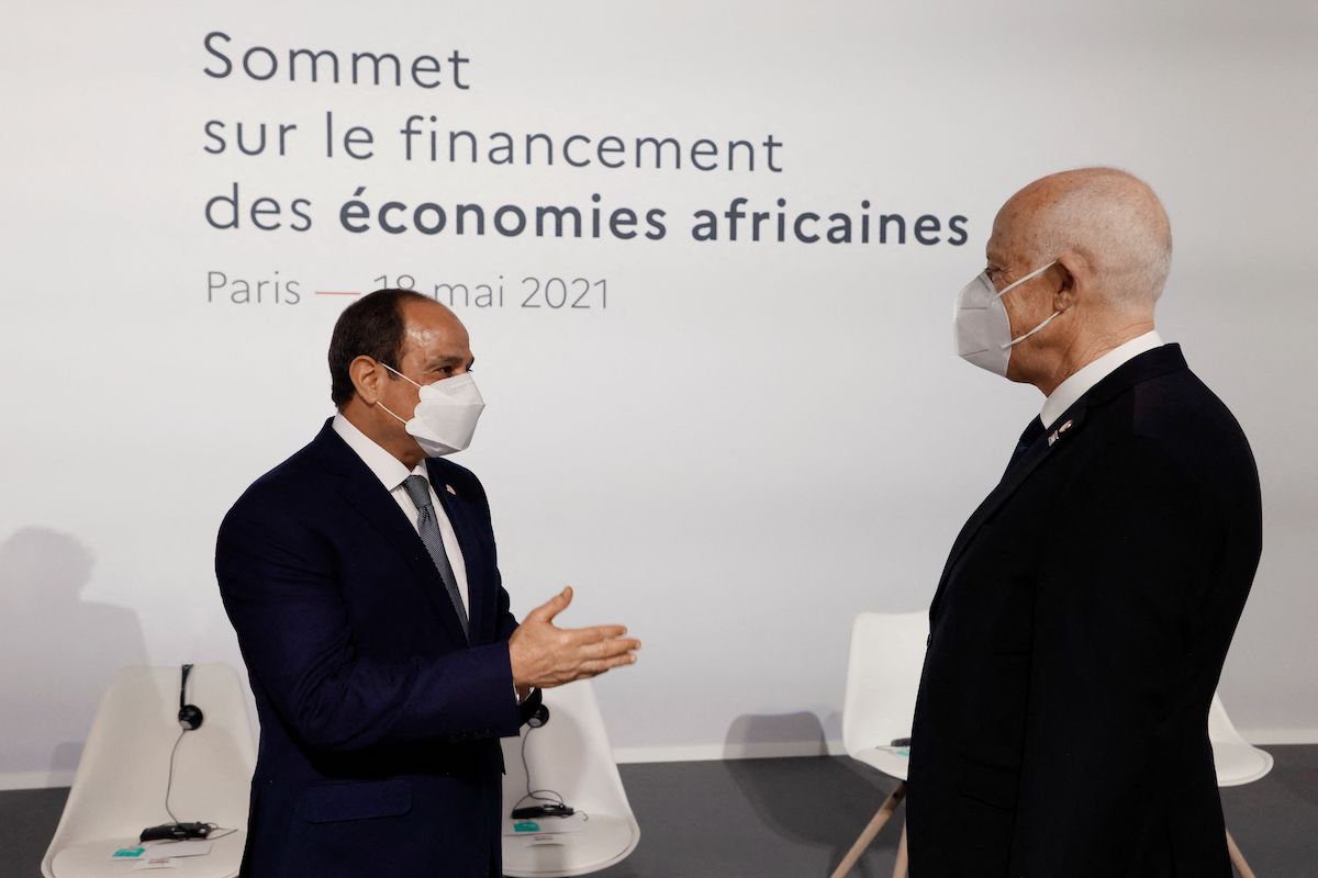 O presidente egípcio, Abdel Fattah al-Sisi (esq.), fala com o presidente da Tunísia, Kais Saied (dir.), antes da sessão de abertura da Cúpula sobre o Financiamento das Economias Africanas, em 18 de maio de 2021, em Paris [Ludovic Marin/POOL/AFP via Getty Images]

