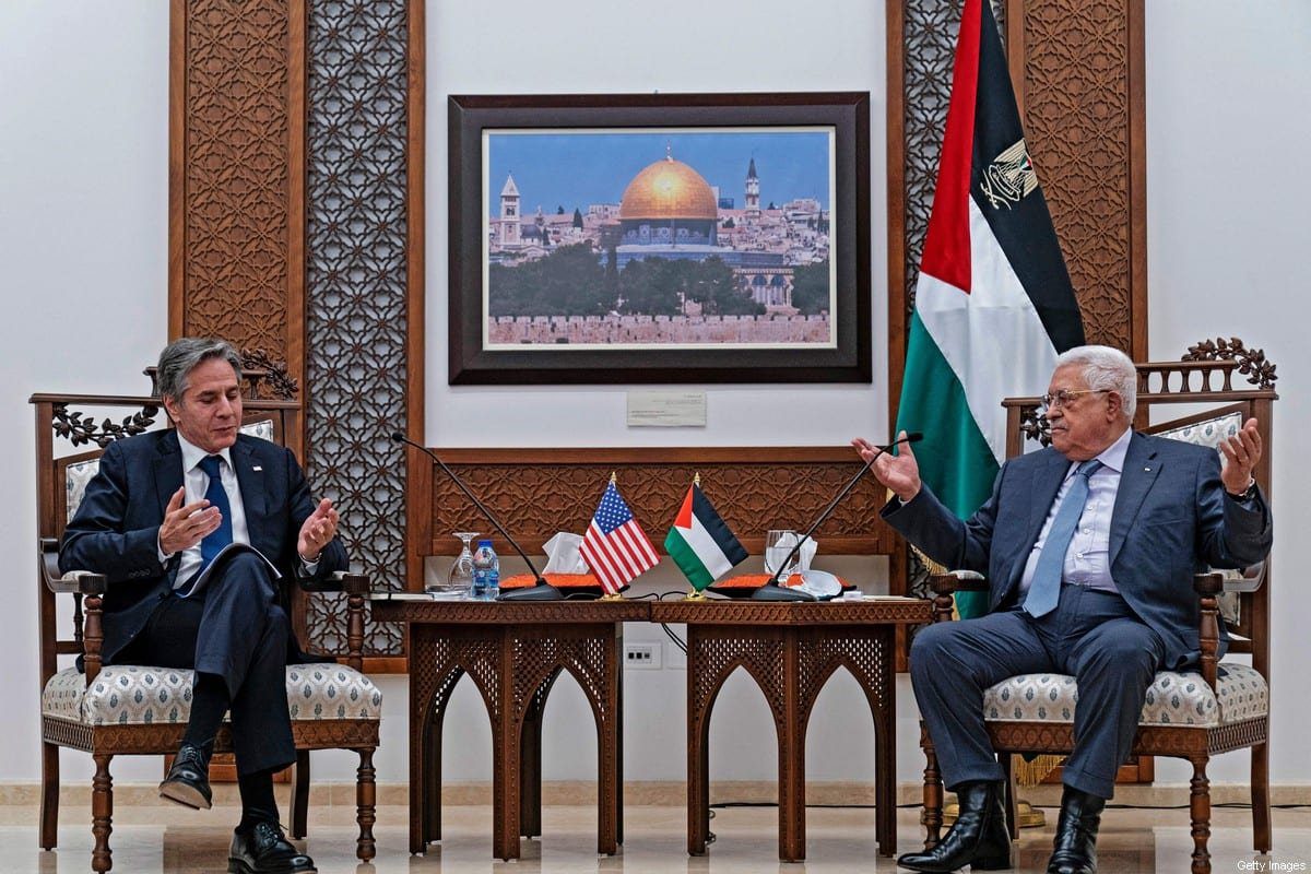 Secretário de Estado dos Estados Unidos Antony Blinken e Presidente da Autoridade Palestina Mahmoud Abbas, durante coletiva de imprensa em Ramallah, Cisjordânia ocupada, 25 de maio de 2021 [ALEX BRANDON/POOL/AFP via Getty Images]
