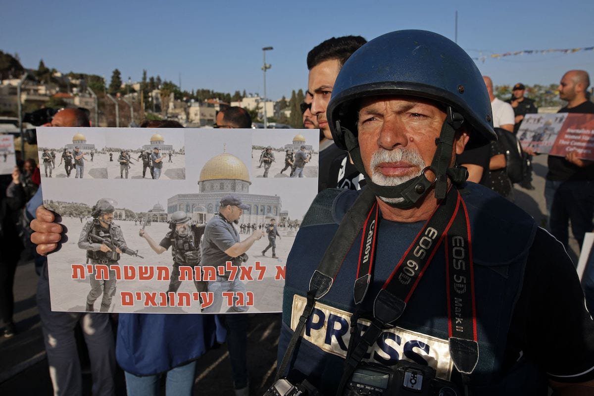 Jornalistas palestinos protestam contra ataques à categoria no bairro de Sheikh Jarrah, em Jerusalém ocupada, 28 de maio de 2021 [Ahmad Gharabli/AFP via Getty Images]
