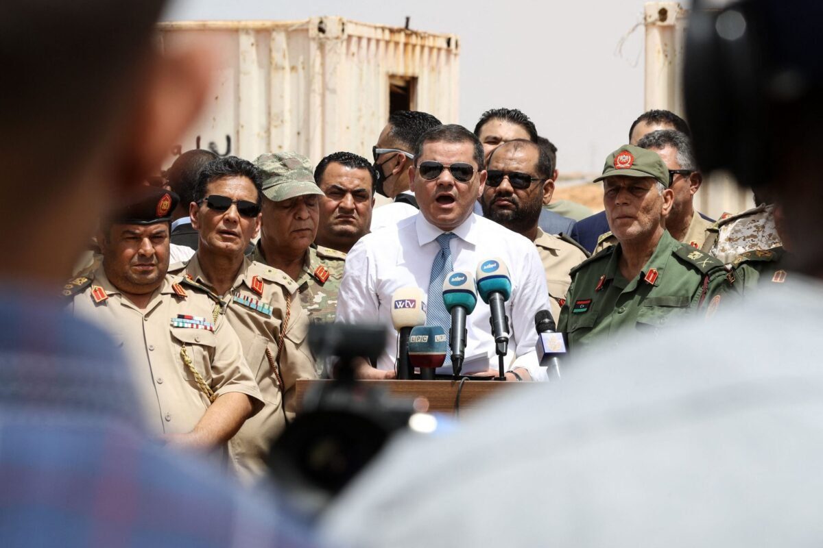 Abdulhamid Dbeibah, premiê interino da Líbia, discursa na cidade de Buwairat al-Hassoum, durante cerimônia de reabertura da rodovia de 300 km entre Misrata e Sirte, em 20 de junho de 2021 [Mahmud Turkia/AFP via Getty Images]
