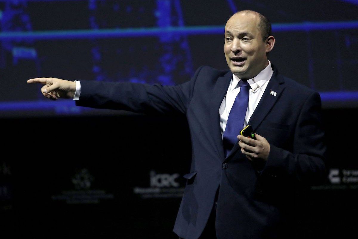 O primeiro-ministro israelense, Naftali Bennett, fala durante o evento Cyber Week na universidade de Tel Aviv, em 21 de julho de 2021 [Gideon Markowicz/AFP via Getty Images]
