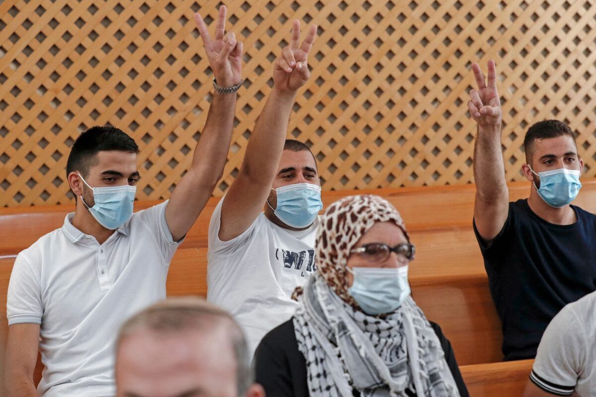 Residentes palestinos de Sheikh Jarrah participam de um audiência na Suprema Corte de Israel, em Jerusalém ocupada, 2 de agosto de 2021 [Ahmad Gharabli/AFP via Getty Images]
