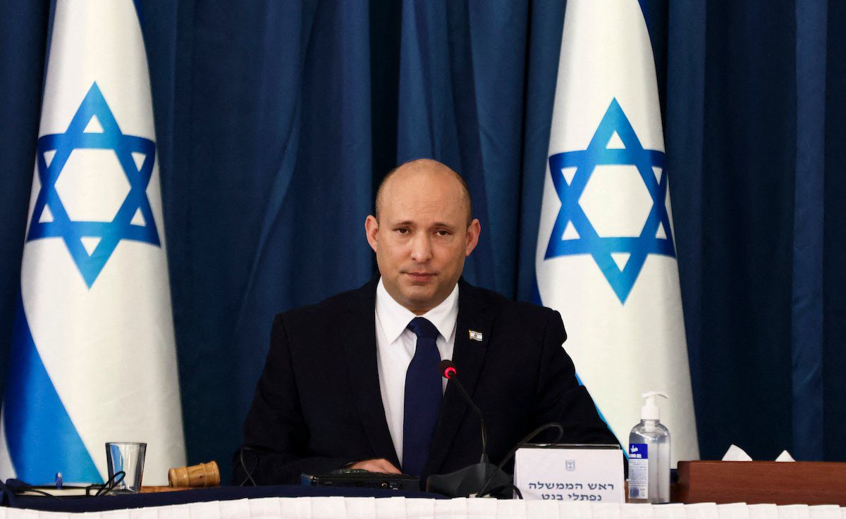 O primeiro-ministro israelense, Naftali Bennett, em Jerusalém, em 8 de agosto de 2021 [Ronen Zvulun/POOL/AFP/Getty Images]
