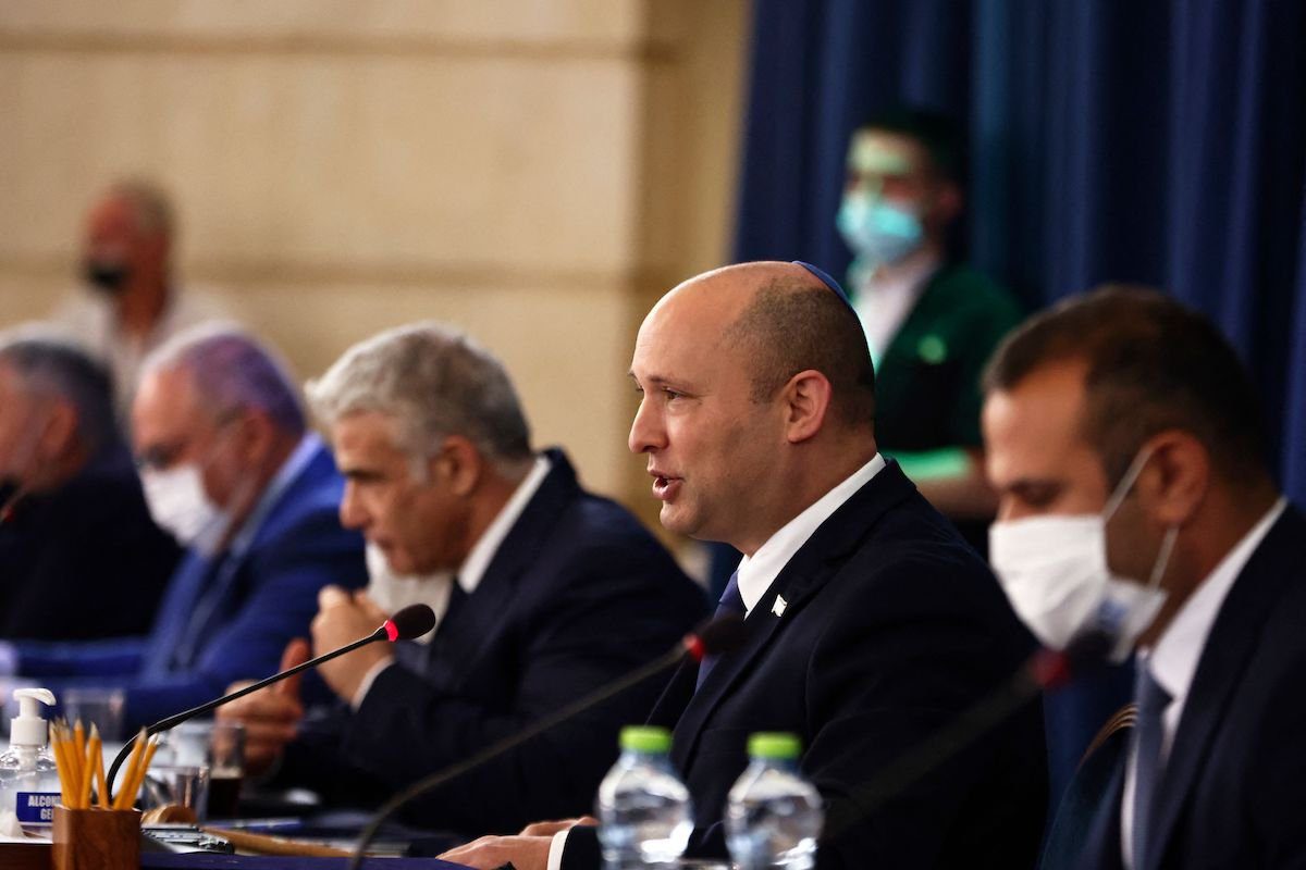Primeiro-Ministro de Israel Naftali Bennett durante reunião semanal de seu gabinete no Ministério de Relações Exteriores em Jerusalém ocupada, 8 de agosto de 2021 [Ronen Zvulun/AFP via Getty Images]

