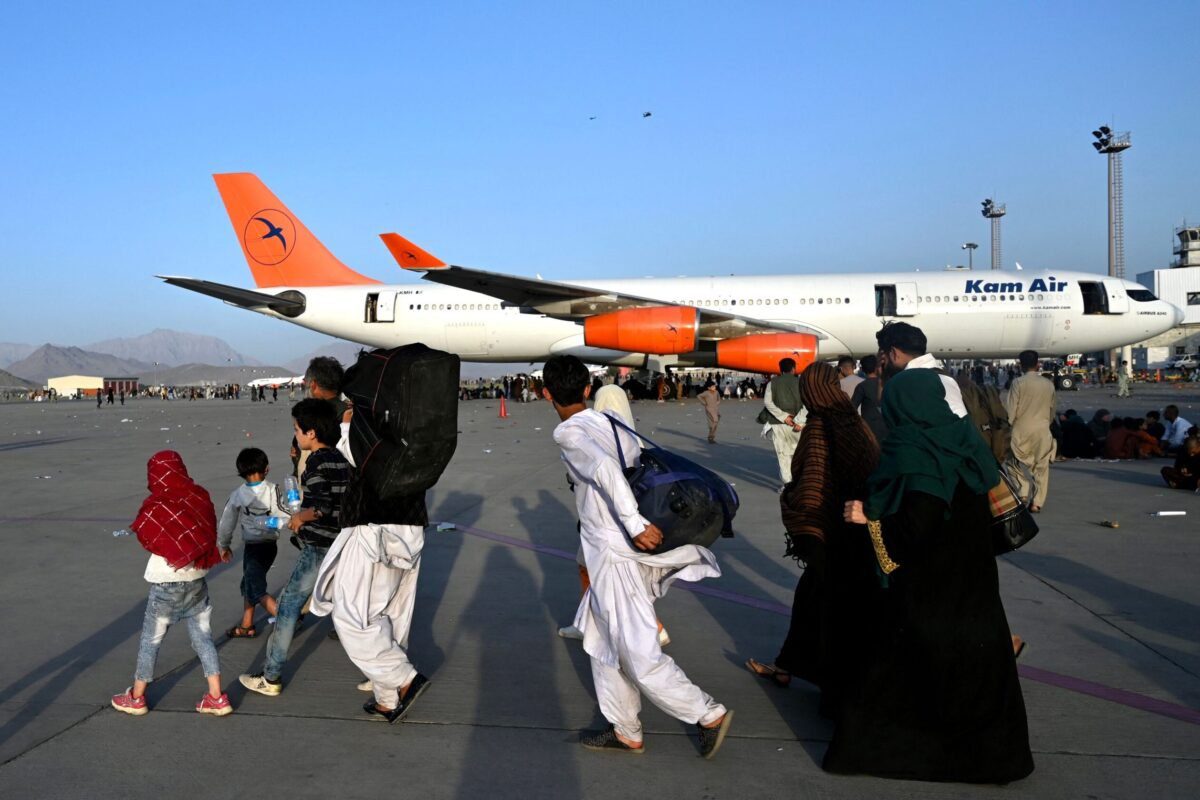 Famílias afegãs no aeroporto de Cabul, 16 de agosto de 2021 [Wakil Kohsar/AFP via Getty Images]
