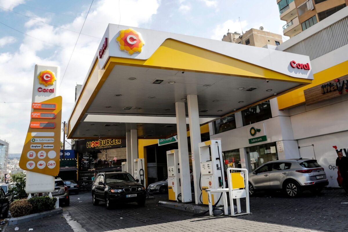 Posto de gasolina Coral na capital libanesa, Beirute, em 19 de agosto de 2021 [Anwar Amro/AFP via Getty Images]
