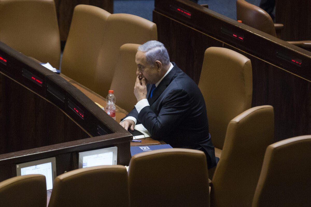 O ex-primeiro-ministro israelense Benjamin Netanyahu parece pensativo enquanto se senta no Knesset antes que o parlamento vote para aprovar o novo governo, em 13 de junho de 2021 em Jerusalém [Amir Levy/Getty Images]
