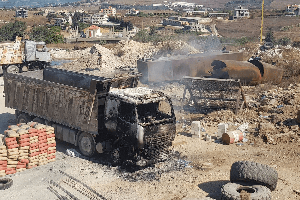 Local onde a explosão de um tanque de combustível deixou mais de 20 mortos e 79 feridos, em Akkar, norte do Líbano, 15 de agosto de 2021 [Mahmoud Saleh/Agência Anadolu]

