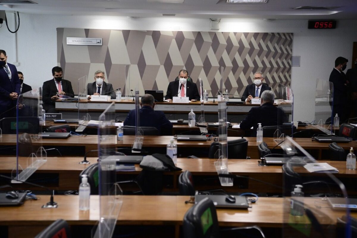 Abertura da CPI da Pandemia, enquanto blindados militares desfilam na Esplanada dos Ministérios, em 10 de agosto de 2021 [Agência Senado]
