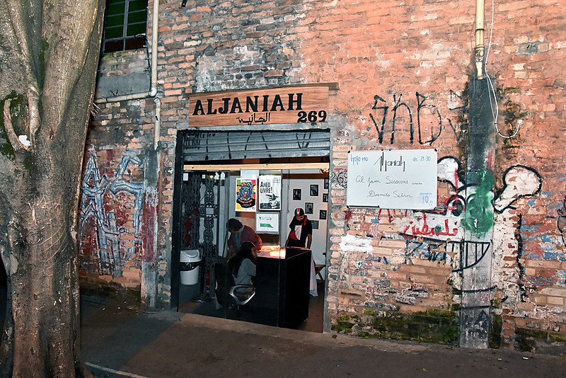 Bar e restaurante Al Janiah foi atacado com lançamento de gás lacrimogêneo e de pimenta no dia 1 de setembro de 2020 [Al Janiah] 
