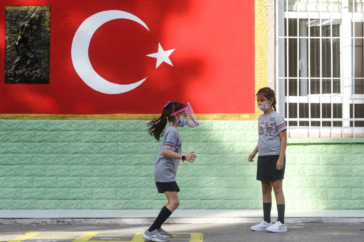 Os alunos brincam no pátio da escola, em 12 de outubro de 2020 [Mahmut Serdar Alakuş/Agência Anadolu]
