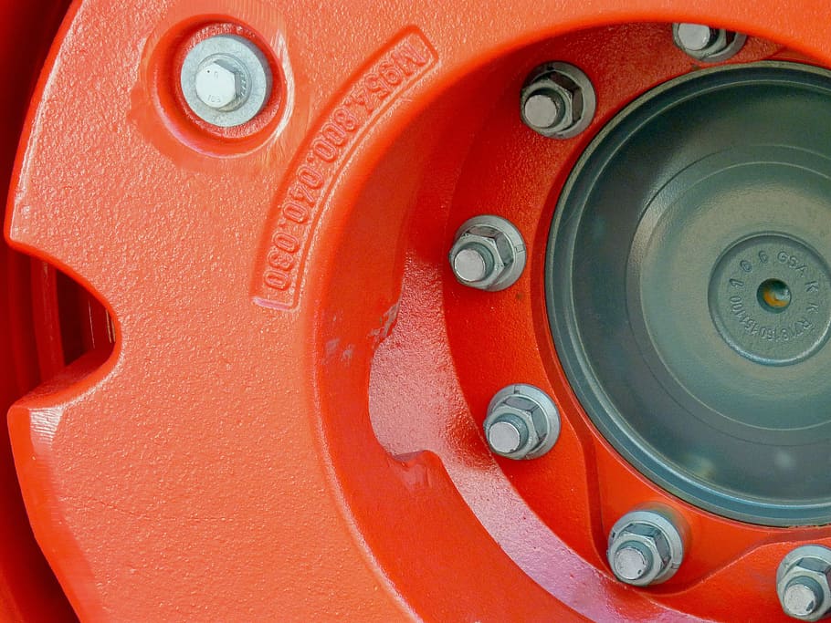 Detalhe de roda de trator [Pixfuel]
