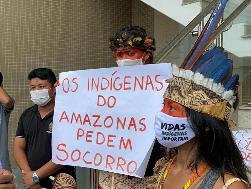 Protesto indígena na porta do hospital de referência de Manaus [Carolina Diniz]
