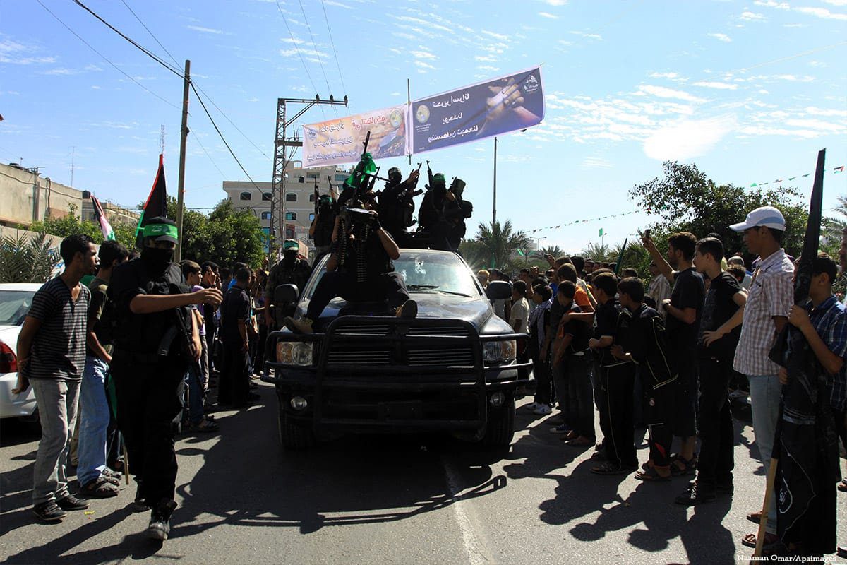 Militantes do Hamas montam guarda na Cidade de Gaza enquanto um acordo de troca de prisioneiros entre israelenses e palestinos começa, em 15 de novembro de 2016 [Naaman Omar/Apaimages]
