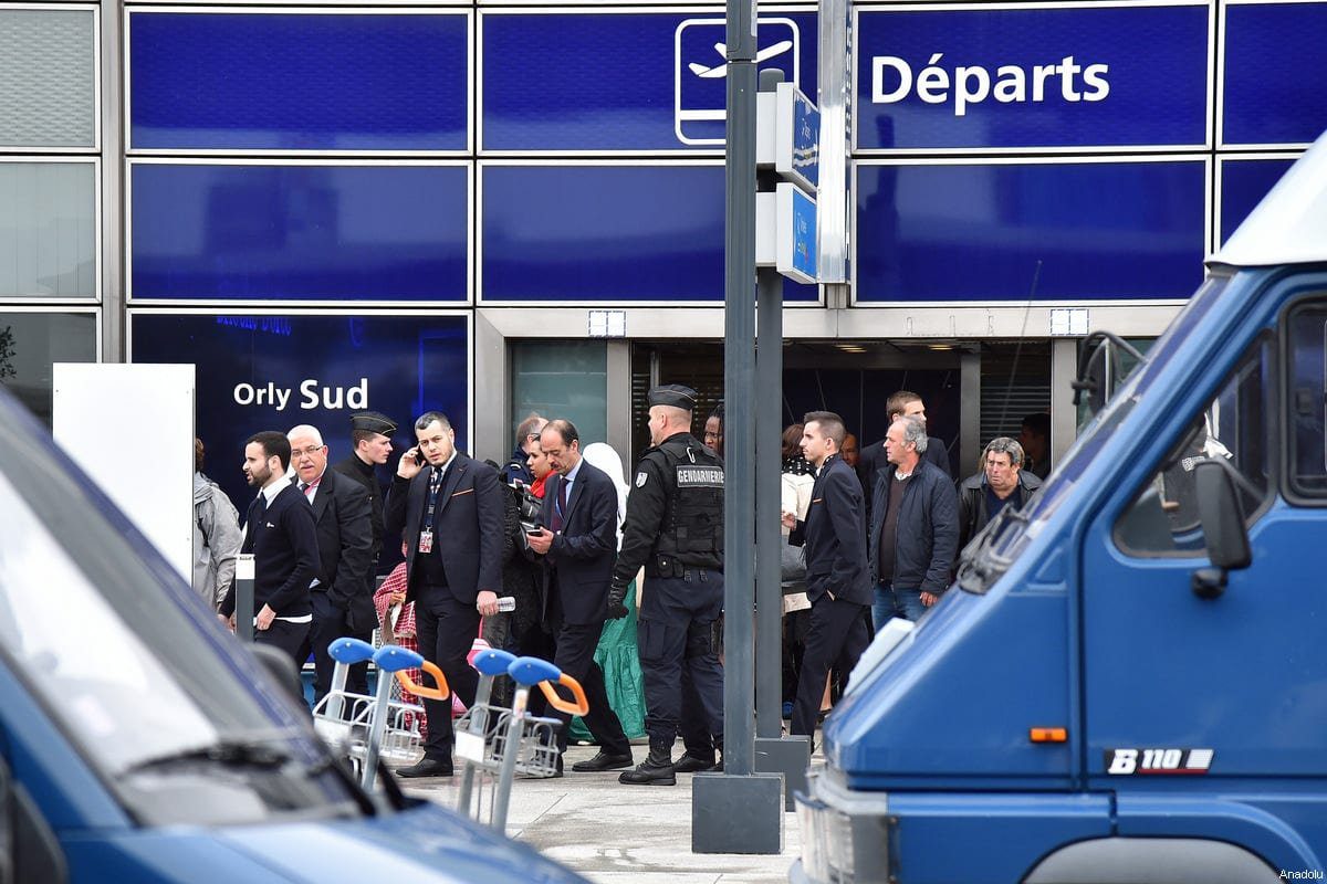 Policiais franceses operam no aeroporto de Orly, perto de Paris, França em 18 de março de 2017 [Agência Mustafa Yalçın / Anadolu]
