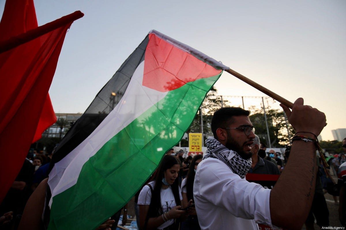 Israelenses protestam contra plano de anexação ilegal de assentamentos judaicos na Cisjordânia ocupada, em Tel Aviv, 6 de junho de 2020 [Mostafa Alkharouf/Agência Anadolu]