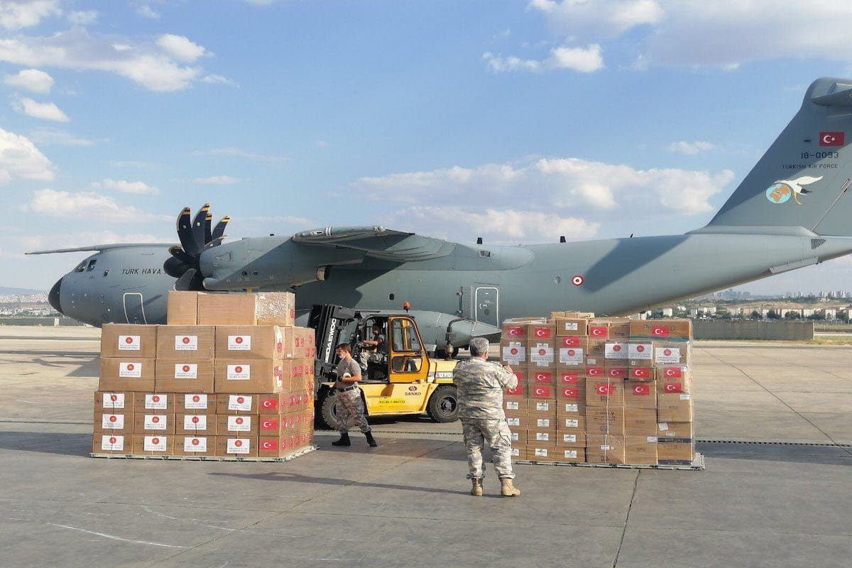 Auxílios médicos estão sendo preparados para serem enviados ao Líbano em Ancara, Turquia, em 11 de agosto de 2020 [Ministério da Defesa turco/Agência Anadolu]
