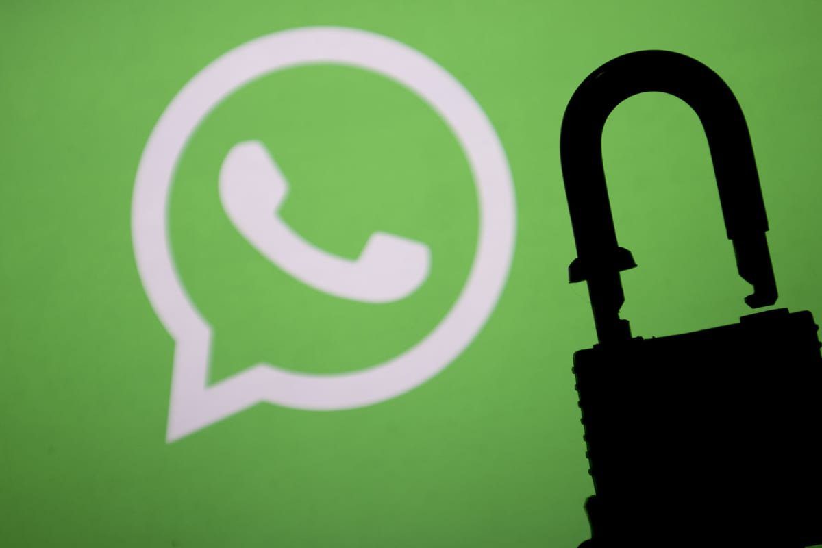 Tela de computador com logotipo do WhatsApp, em Antália, Turquia, 28 de fevereiro de 2021 [Mustafa Çiftçi/Agência Anadolu]