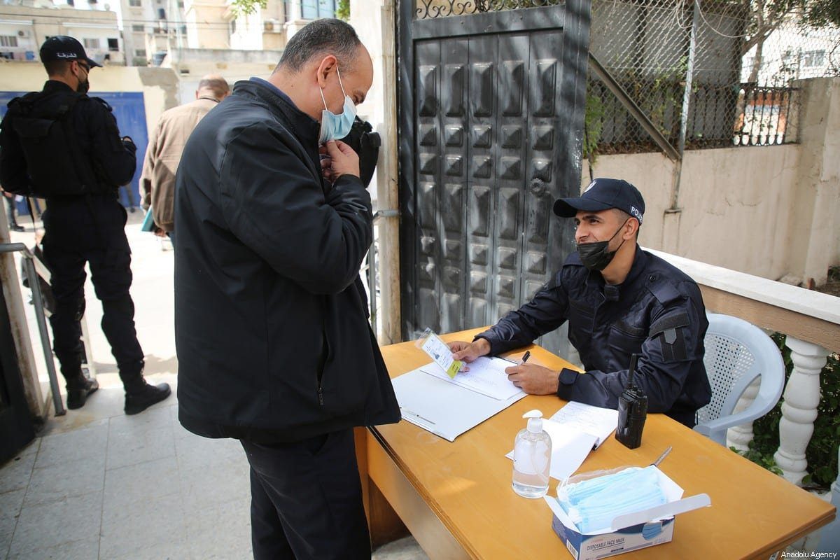 Trabalho na sede da Comissão Eleitoral Central da Cidade de Gaza, após autoridades abrirem as inscrições para as eleições legislativas, canceladas em maio, em 20 de março de 2021 [Mustafa Hassona/Agência Anadolu]
