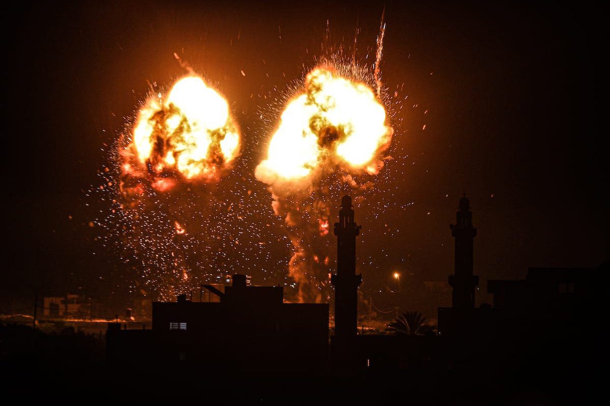 Chamas são vistas após um ataque aéreo israelense atingir alvos do Hamas na Cidade de Gaza, Gaza, em 15 de junho de 2021 [Ali Jadallah/Agência Anadolu]

