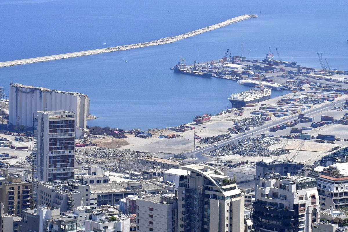 Porto de Beirute após um ano da enorme explosão na capital do Líbano, em 3 de agosto de 2021 [Hussam Shbaro/Agência Anadolu]
