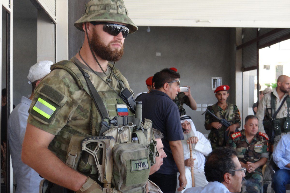 Uma foto mostra tropas russas entrando no distrito sírio de Daraa al-Balad, na província de Daraa, no sul da Síria, em 01 de setembro de 2021 [Yasser Alhatib/Agência Anadolu]
