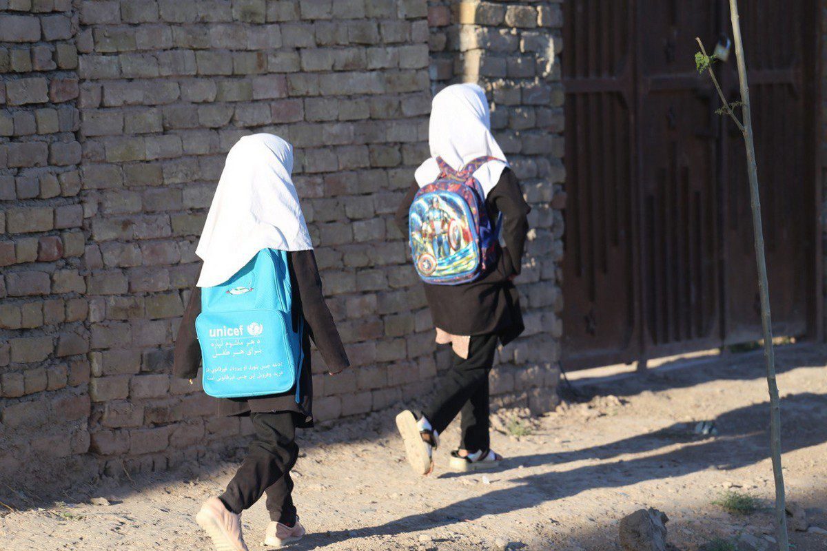 Meninas a caminho da escola após a ressurgência do Talibã, em Herat, Afeganistão, 3 de setembro de 2021 [Stringer/Agência Anadolu]
