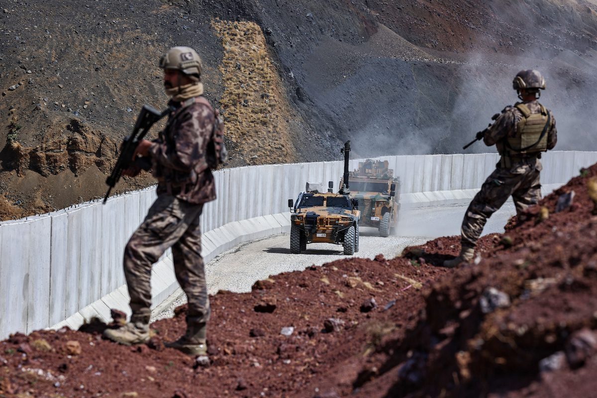 Soldados turcos e veículos blindados patrulham fronteira com Irã, em 5 de setembro de 2021 [Ozkan Bilgin/Agência Anadolu]