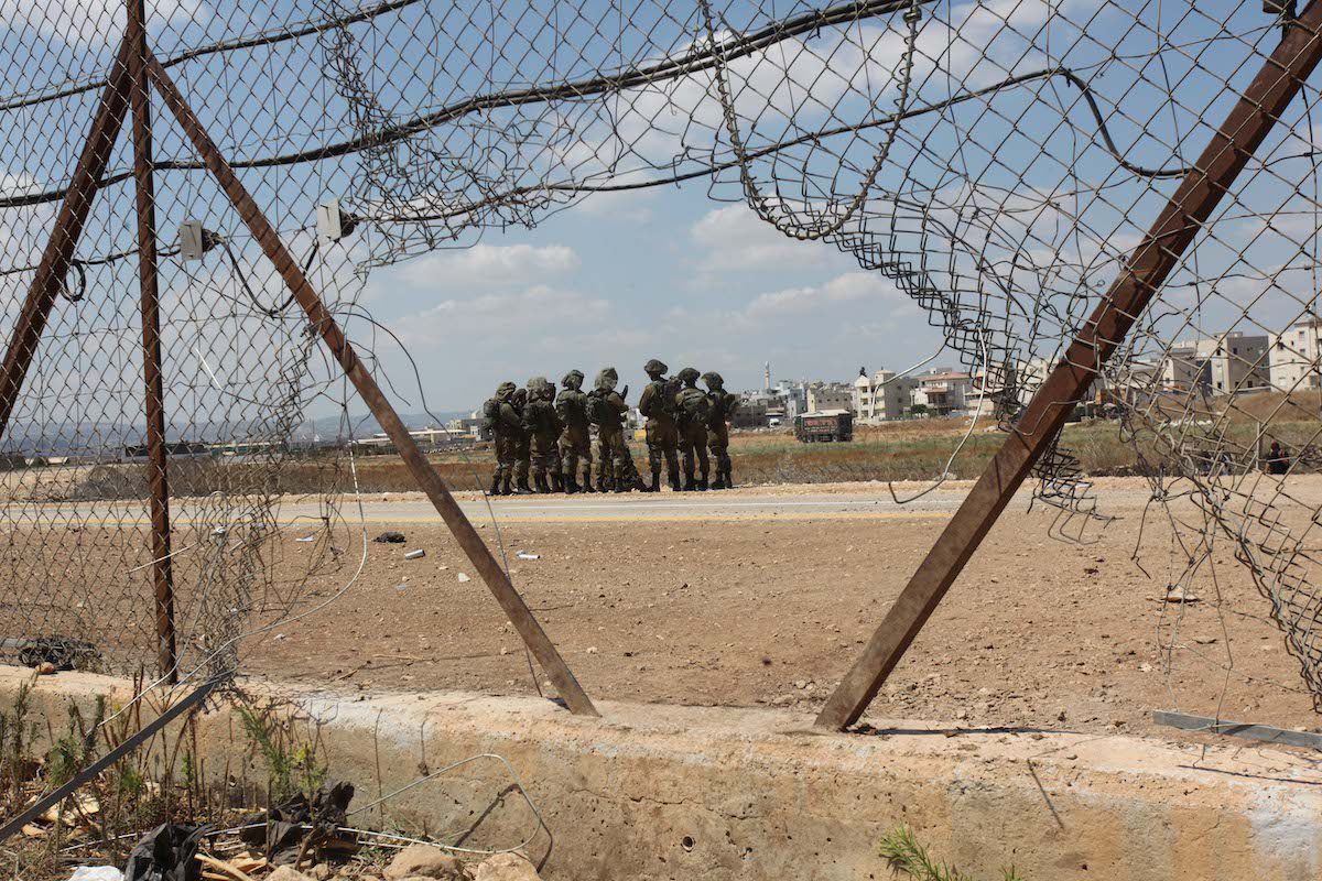 Forças israelenses patrulham o posto de controle de Jalamah, entre a cidade de Jenin, na Cisjordânia ocupada, e o território considerado Israel, após a fuga de seis prisioneiros palestinos da penitenciária de Gilboa, em 6 de setembro de 2021 [Nedal Eshtaya/Agência Anadolu]
