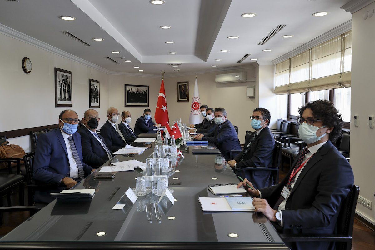 Sedat Onal, vice-ministro turco das Relações Exteriores, e Hamdi Loza, vice-ministro das Relações Exteriores do Egito, realizam uma reunião na segunda rodada de consultas políticas entre a Turquia e o Egito no edifício do Ministério das Relações Exteriores em Ancara, Turquia, em 7 de setembro de 2021 [Güven Yılmaz / Agência Anadolu]
