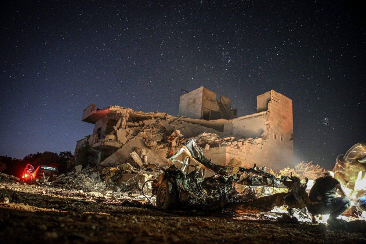 Destroços após ataques realizados pelo regime de Assad na Síria no centro da cidade de Idlib, em 7 de setembro de 2021 [Muhammed Said/Agência Anadolu] 
