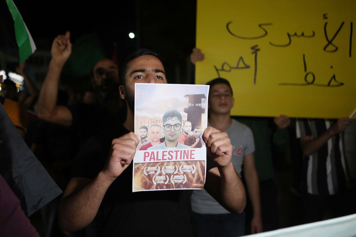Centenas de palestinos se reúnem para protestar contra as violações israelenses de prisioneiros palestinos detidos em prisões israelenses em Hebron, Cisjordânia, em 8 de setembro de 2021 [Mamoun Wazwaz/Agência Anadolu]
