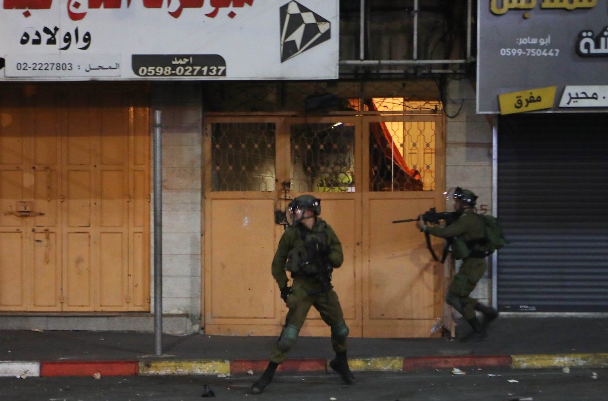 Forças israelenses atacam palestinos durante protesto contra violações cometidas contra prisioneiros palestinos, em Hebron (Al-Khalil), Cisjordânia ocupada, 8 de setembro de 2021 [Mamoun Wazwaz/Agência Anadolu]
