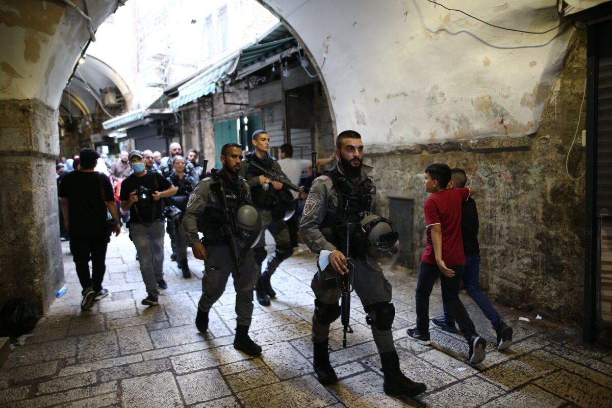 Forças israelenses são vistas depois que o médico palestino Hazem Al-Joulani, 50, foi baleado em Jerusalém Oriental, em 10 de setembro de 2021 [Mostafa Alkharouf/Agência Anadolu]
