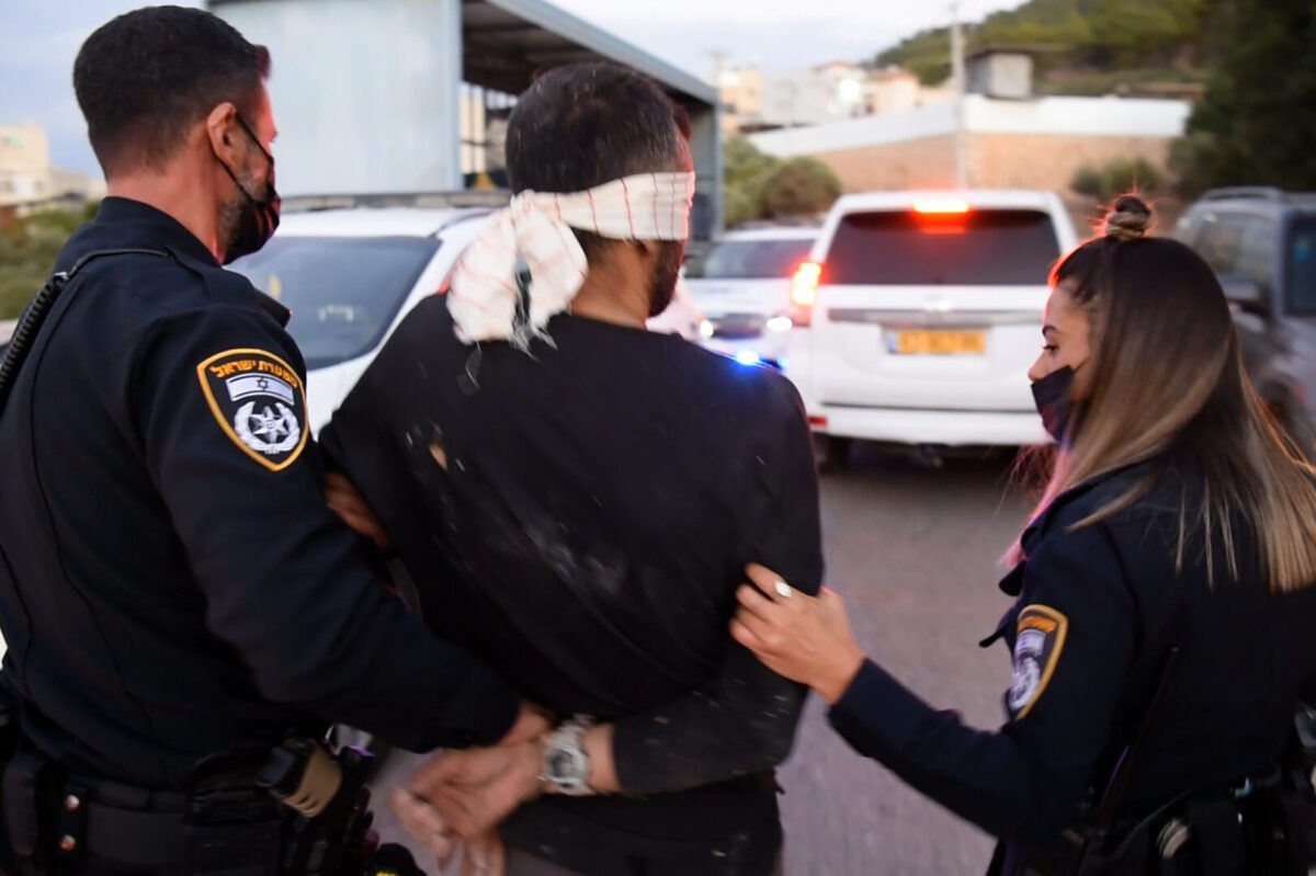 Forças de segurança israelenses prendem um presidiário palestino, um dos seis fugitivos da prisão de Gilboa, depois de ser preso na cidade de Umm al-Ghanam, Israel, em 11 de setembro de 2021 [Polícia Israelense/Agência Anadolu]
