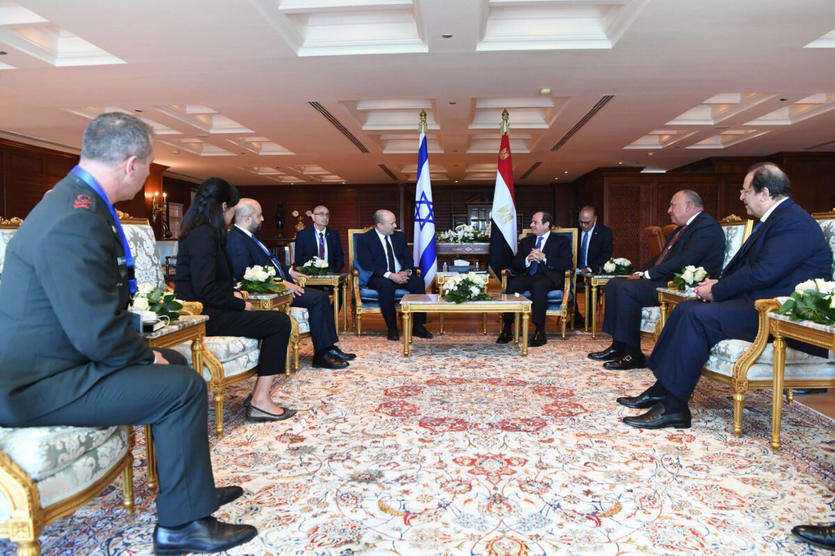 Primeiro-Ministro de Israel Naftali Bennett encontra-se com o Presidente do Egito Abdel Fattah el-Sisi em Sharm El-Sheikh, balneário egípcio no Mar Vermelho, em 13 de setembro de 2021 [Gabinete de Imprensa do Governo de Israel/Agência Anadolu]
