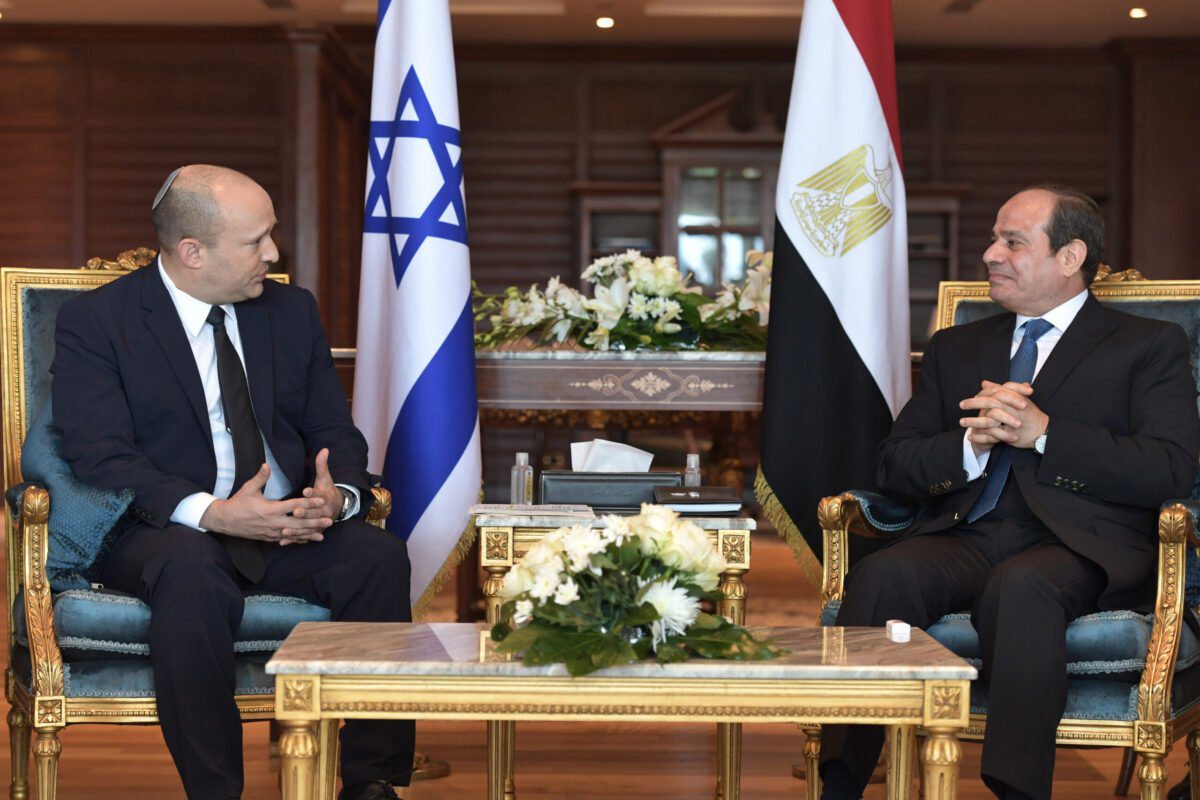 O primeiro-ministro de Israel, Naftali Bennett, encontra-se com o presidente egípcio Abdel Fattah Al-Sisi em Sharm El-Sheikh, Egito, em 13 de setembro de 2021 [Imprensa do governo israelense/Agência Anadolu]
