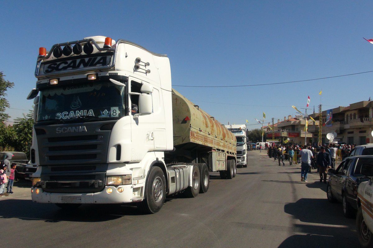 O primeiro lote de óleo combustível iraniano chega à cidade de Baalbek, no leste do Líbano, em 16 de setembro de 2021 [Sleiman Amhaz - Agência Anadolu]
