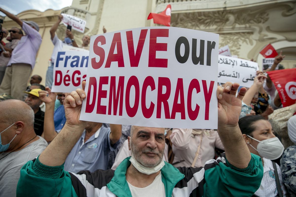 Protesto tunisiano contra o presidente, Kais Saied, durante na capital, Túnis, em 18 de setembro de 2021, denunciando as medidas que introduziu em 25 de julho e a prorrogação do estado de emergência [Yassine Gaidi/Agência Anadolu]
