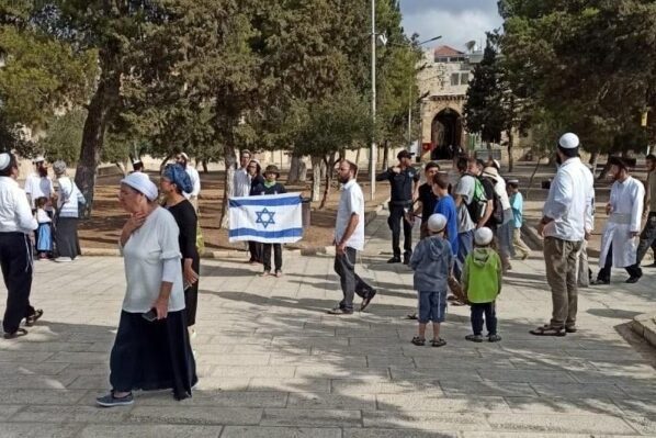 Colonos israelenses judeus invadiram o santuário da Mesquita de Al-Aqsa em Jerusalém em 27 de setembro de 2021 e agitaram a bandeira israelense ao redor do local islâmico [arab48.com]
