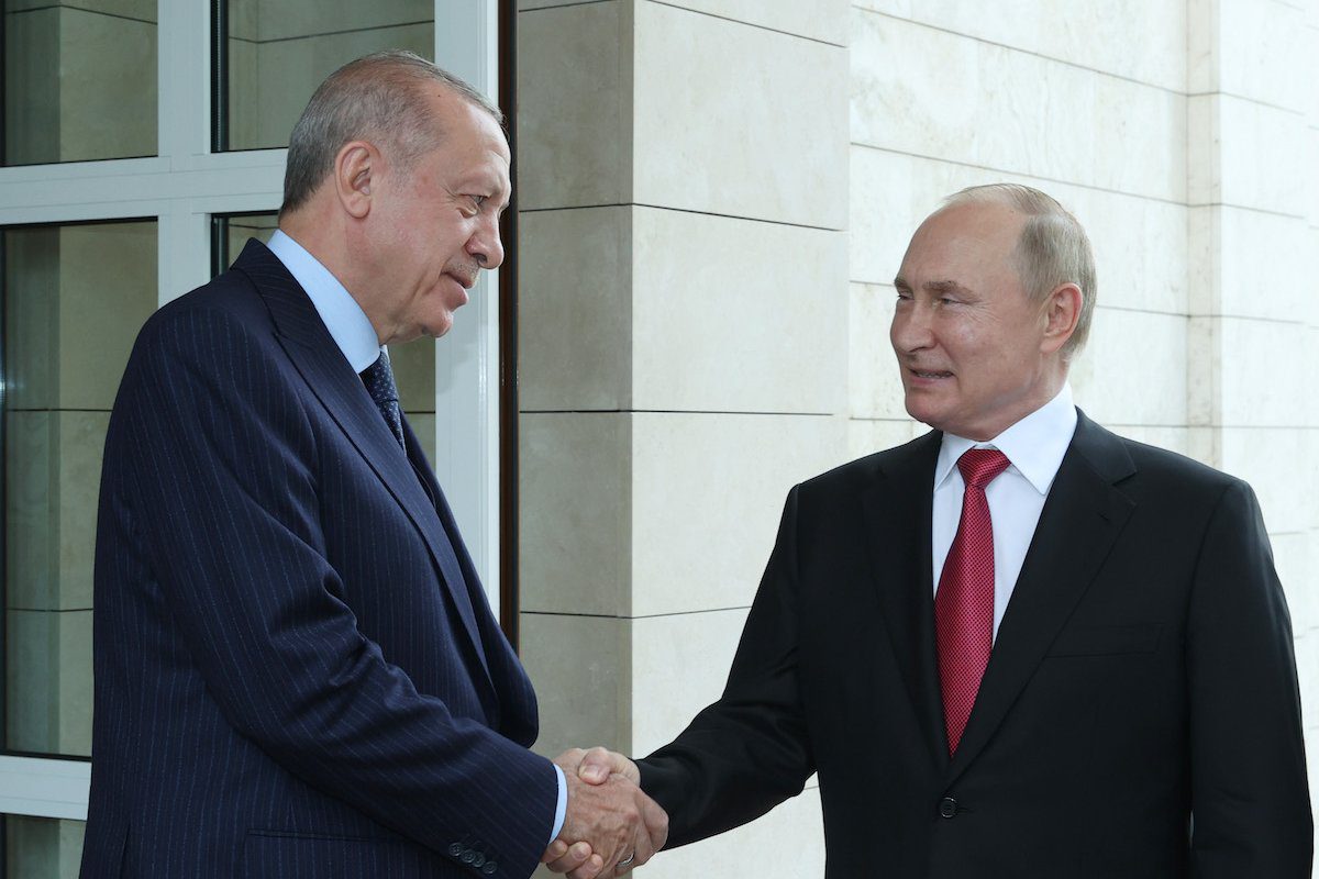 O presidente russo, Vladimir Putin (dir.), despede-se do presidente turco, Recep Tayyip Erdogan, após sua reunião na residência oficial russa da presidência em Sochi, Rússia, em 29 de setembro de 2021 [Mustafa Kamacı/Agência Anadolu]
